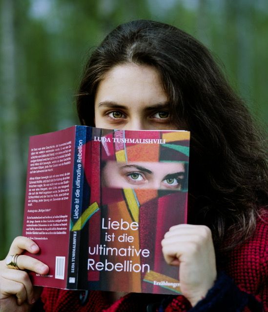 Luda mit Buch